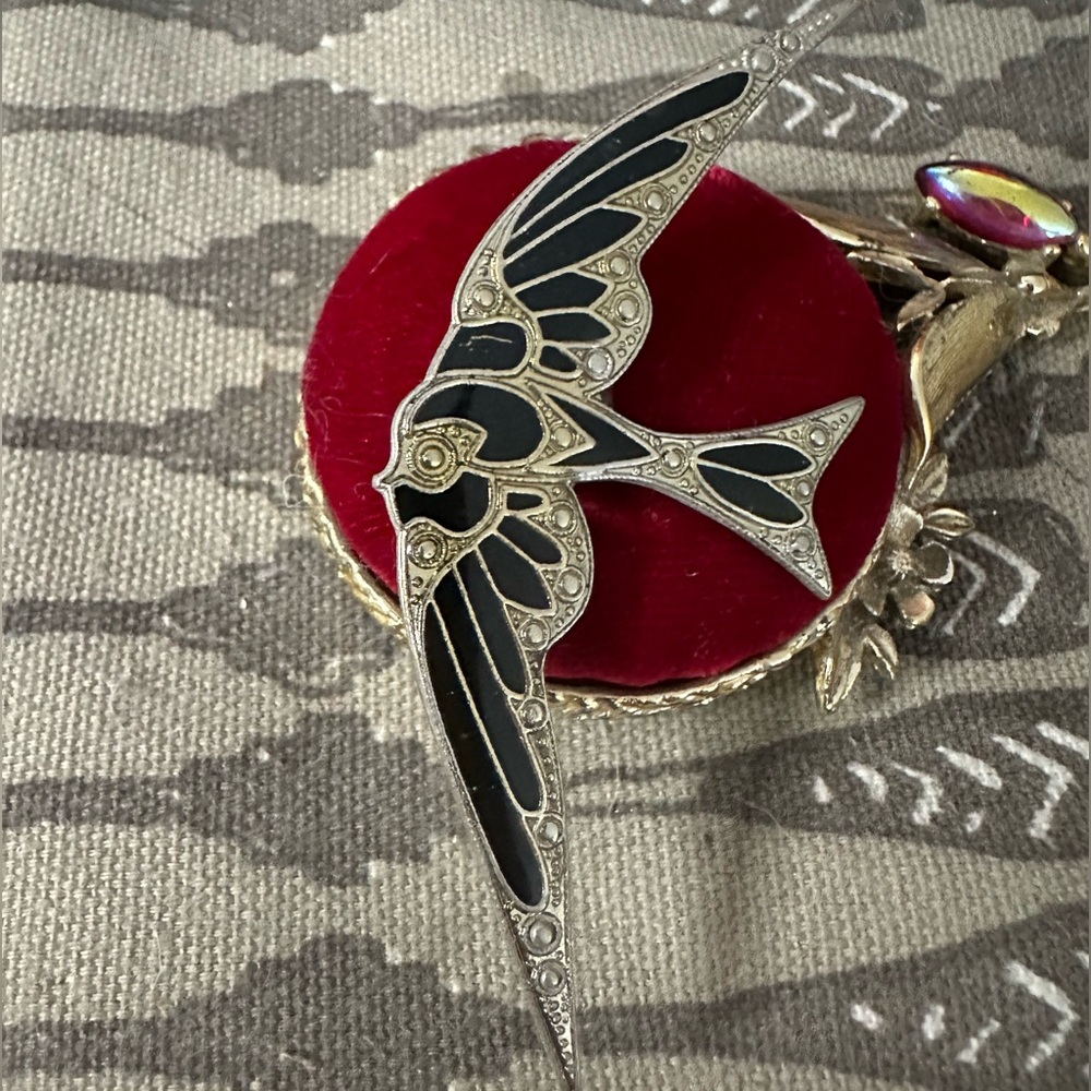 Vintage Deco Black With Gold Tone Swallow Bird Brooch